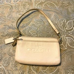 Coach wristlet. Gently worn 🍀😇💝